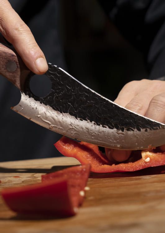 Cuchillo Huusk en la mano